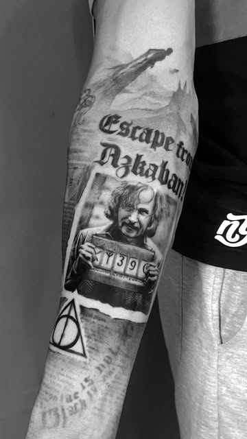 Tatuagem no antebraço inspirada no cartaz de Sirius Black